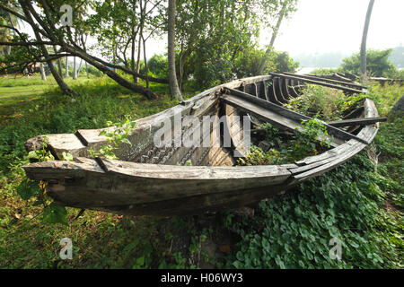 Endommagé et détruit en bois traditionnel Kerala bateau . Vieux bateau en bois dans le Kerala Inde Banque D'Images