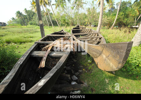 Endommagé et détruit en bois traditionnel Kerala bateau . Vieux bateau en bois dans le Kerala Inde Banque D'Images