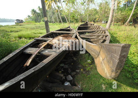 Endommagé et détruit en bois traditionnel Kerala bateau . Vieux bateau en bois dans le Kerala Inde Banque D'Images