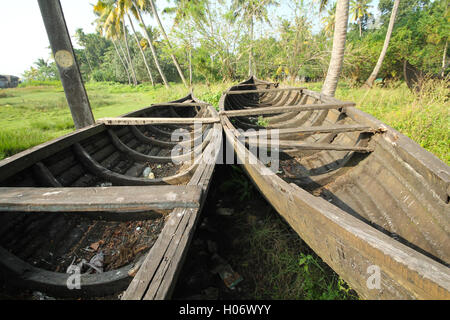 Endommagé et détruit en bois traditionnel Kerala bateau . Vieux bateau en bois dans le Kerala Inde Banque D'Images