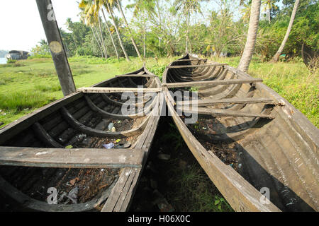 Endommagé et détruit en bois traditionnel Kerala bateau . Vieux bateau en bois dans le Kerala Inde Banque D'Images