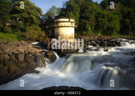 Matin hues à Perunthenaruvi cascades sur les rives de la rivière Pamba, Algeria, Kerala, Inde. Banque D'Images