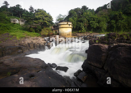 Matin hues à Perunthenaruvi cascades sur les rives de la rivière Pamba, Algeria, Kerala, Inde. Banque D'Images