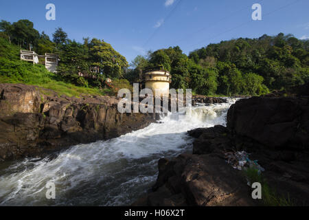 Matin hues à Perunthenaruvi cascades sur les rives de la rivière Pamba, Algeria, Kerala, Inde. Banque D'Images