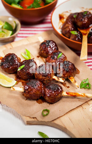 Des boulettes de viande en sauce barbecue Banque D'Images