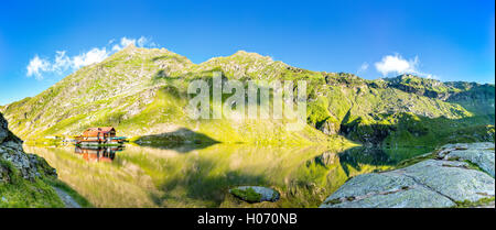 Balea lac panorama, dans les montagnes de Fagaras, Roumanie. Banque D'Images