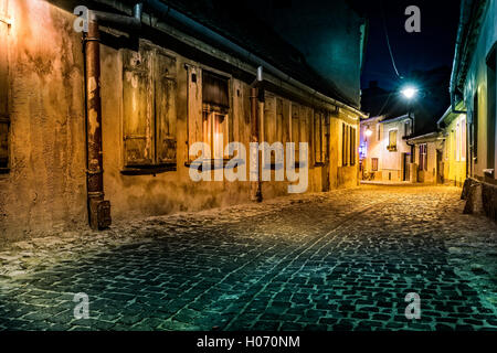 Par nuit sombre ruelle déserte, à Sibiu, Roumanie (hollywood traitement d'effet) Banque D'Images