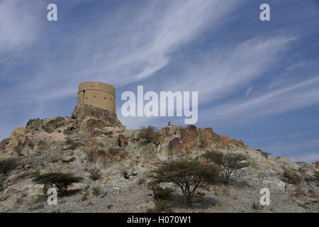 Watch Tower sur la colline au-dessus du village, Patrimoine de Hatta Hatta, Dubaï, Émirats Arabes Unis Banque D'Images