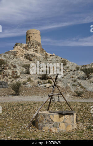 Et bien sur la colline au-dessus de la tour de garde Hatta Heritage Village, Hatta, Dubaï, Émirats Arabes Unis Banque D'Images