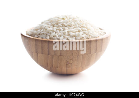 Le riz arborio dans bol en bois. Isolé sur fond blanc. Banque D'Images