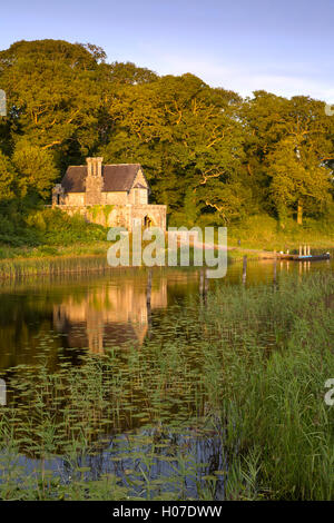 Château Crom Boathouse le long du Lough Erne en Irlande du Nord, Royaume-Uni Banque D'Images