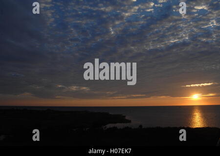 Coucher du soleil lever du soleil ciel avec les rayons du soleil de l'océan en réflexion dramatique, d'inspiration, belle, sereine, awesome, jaune, or, orange Banque D'Images