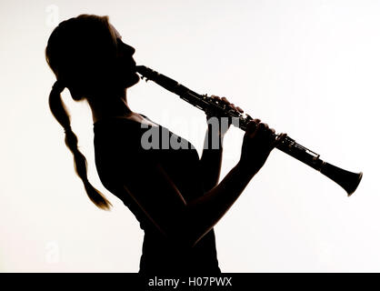 Musicien en silhouette féminine Woodwind Pratiques Technique sur Cl Banque D'Images