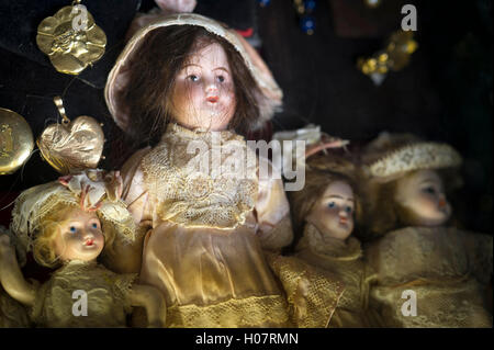 Vieille poupée sur un marché d'antiquités à Bruges Banque D'Images