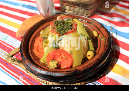 Restaurant en plein air le dîner composé de poulet et légumes servi dans un tajine en terre cuite, au Maroc Banque D'Images