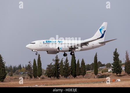 Blue Air Boeing 737-400 au cours de la semaine de vol Athènes. Il est le lieu de l'événement de l'aviation internationale et il a été caractérisé comme l'un des plus grands événements de l'aviation et la plus réussie en Europe du sud-est. Il offre un spectacle unique menée par les équipes de l'aviation du monde entier, qui démontrent leur habileté à voler par leur exploitation des aéronefs l'état de l'art à travers le ciel d'Athènes. Il contribue au développement de tourisme du pays et ajoute un avantage supplémentaire à Athènes, qui a été considérée comme une destination privilégiée en ville. (Photo de Dimitrios Sotiriou/pres du Pacifique Banque D'Images