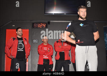 Auckland, Nouvelle-Zélande. 20 Sep, 2016. Poids lourd russe Alexander Dimitrenko boxer géant et son équipe au cours de la conférence de presse. Il est le programme de lutte contre la Nouvelle Zelande boxeur poids lourd Joseph Parker le 1 oct. © Shirley Kwok/Pacific Press/Alamy Live News Banque D'Images