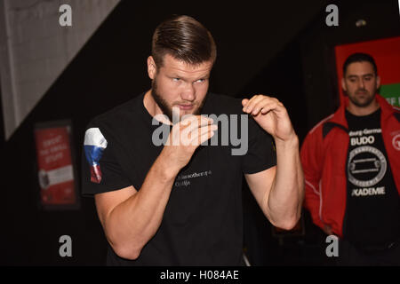 Auckland, Nouvelle-Zélande. 20 Sep, 2016. Poids lourd russe Alexander Dimitrenko boxer géant montre ses compétences au cours de la conférence de presse. Il est le programme de lutte contre la Nouvelle Zelande boxeur poids lourd Joseph Parker le 1 oct. © Shirley Kwok/Pacific Press/Alamy Live News Banque D'Images