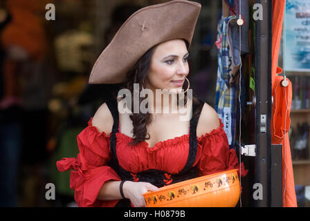 Femme vêtue à Pirate distribue des bonbons d'Halloween Banque D'Images