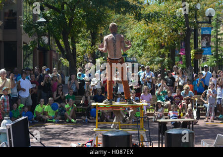 Escape Artist parle à foule sur Pearl St. Mall après le licenciement d'camisole et de chaînes. Voir image H087EP et H087EP aussi. Banque D'Images