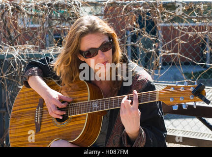 Guitariste pratiques dans Parc Proche 15e et l'épicéa. sts à Boulder Banque D'Images