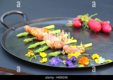 Rouleaux de crevettes, asperges et de porc Banque D'Images