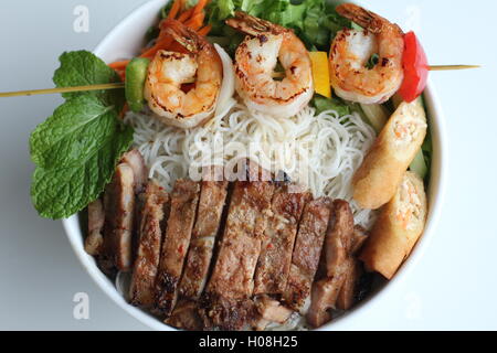 Bun thit nuong ou crevettes grillées, boeuf, rouleaux de printemps les vermicelles Banque D'Images