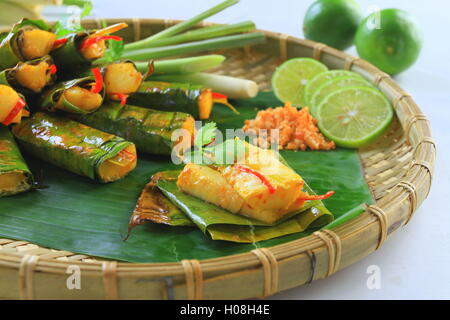 Crêpes vietnamiennes du riz vapeur aux crevettes sur plateau avec des feuilles de banane Banque D'Images