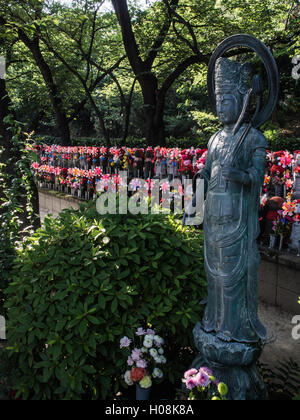 Kannon et statues Jizo, Zojoji, Minato, Tokyo, Japon Banque D'Images