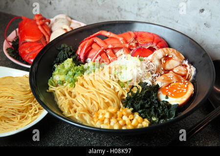 Chinois traditionnel bol de vermicelles et aveugle avec des crevettes, des oeufs, du maïs et des herbes sur la table in restaurant Banque D'Images