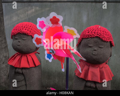 Statues Jizo, avec des offres de jouets, Temple Zojo-ji, Minato, Tokyo, Japon Banque D'Images