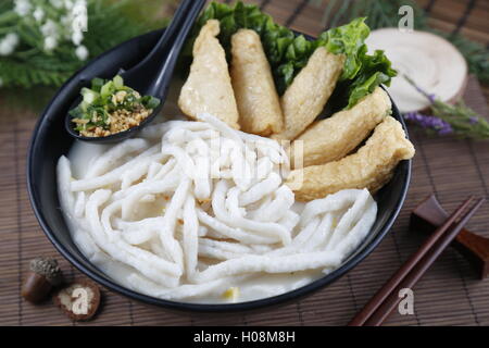 Bol japonais de poissons grillés et nouilles coller sur la table in restaurant Banque D'Images