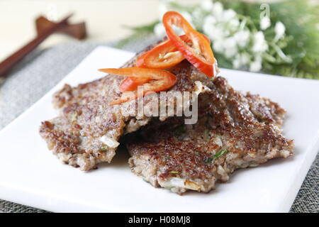 La viande grillée sur plaque blanche avec des tranches de piment Banque D'Images