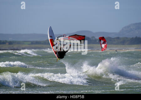 Planche à voile à Rhosneigr Beach, Anglesey Banque D'Images