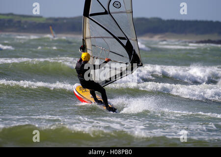 Planche à voile à Rhosneigr Beach, Anglesey, Banque D'Images