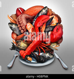 Fruits de concept comme un groupe de crustacés mollusques et poissons regroupés sur une place comme le dîner délicieux repas frais de l'océan comme les palourdes vapeur Crevettes Homard moules poulpes et les sardines. Banque D'Images