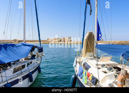 Deux yachts amarrés dans le vieux port vénitien de La Canée, Crète, Grèce Banque D'Images