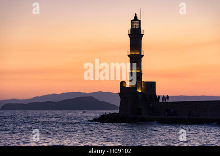 Coucher du soleil sur le phare de La Canée, à l'entrée du port vénitien de La Canée, Crète, Grèce Banque D'Images