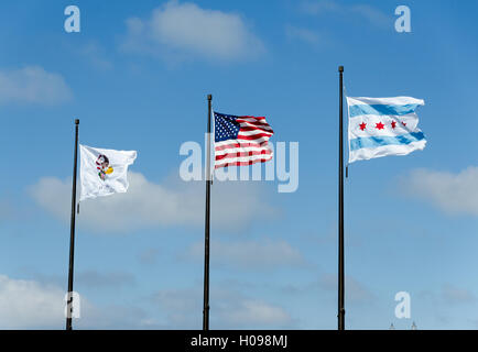 Drapeau de l'Illinois, Etats-Unis drapeau, et de brandir le drapeau de Chicago en forte brise Banque D'Images