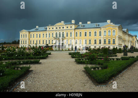 L'élévation arrière de Rundale Palace en Lettonie montrant les jardins à Banque D'Images