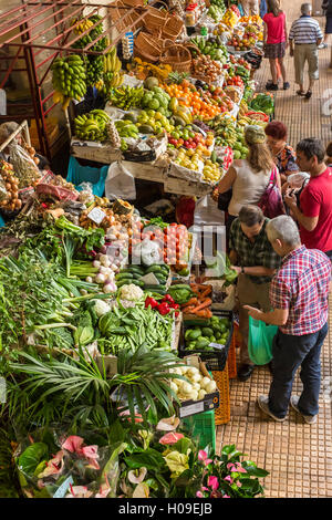 À Shoppers stands de produits frais, le Mercado DOS Lavradores (marché), Funchal, Madère, Portugal, Europe, Atlantique Banque D'Images