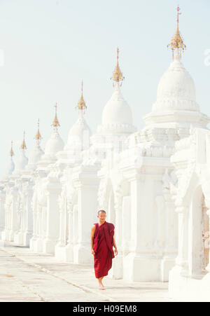 Le premier livre, placé dans la pierre, dans les motifs de la Pagode Kuthodaw au pied de la colline de Mandalay, Myanmar (Birmanie) Banque D'Images