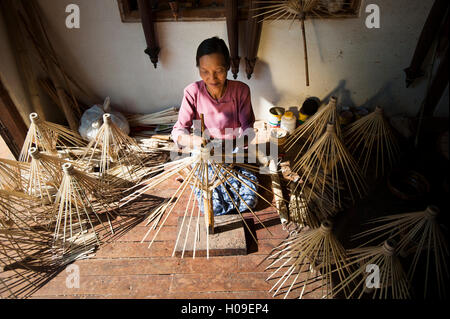 Une femme fait parasols de bambou à l'aide d'une méthode traditionnelle de l'Etat de Shan, Myanmar (Birmanie), l'Asie Banque D'Images