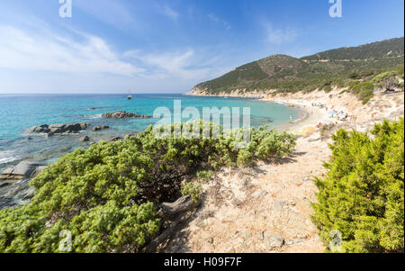 La végétation méditerranéenne frames la plage et la mer turquoise de Porto Sa Ruxi, Villasimius, Cagliari, Sardaigne, Italie Banque D'Images