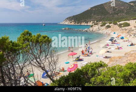 La végétation méditerranéenne frames la plage et la mer turquoise de Porto Sa Ruxi, Villasimius, Cagliari, Sardaigne, Italie Banque D'Images