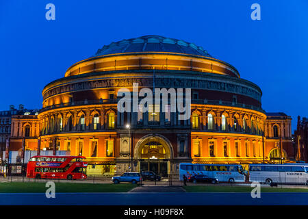 Le Royal Albert Hall de nuit, Londres, Angleterre, Royaume-Uni, Europe Banque D'Images