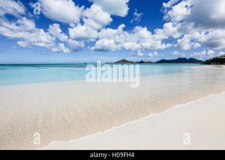 Ciel bleu des trames pour le sable blanc et la mer turquoise des Caraïbes, Ffryes Beach, Antigua, Antigua et Barbuda, Iles sous le vent Banque D'Images