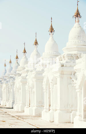 Le premier livre, placé dans la pierre, dans les motifs de la pagode Kuthodaw au pied de la colline de Mandalay, Myanmar (Birmanie) Banque D'Images