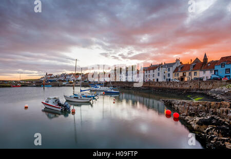 Bateaux à voile au coucher du soleil dans le port de St Monans, Fife, East Neuk, Ecosse, Royaume-Uni, Europe Banque D'Images