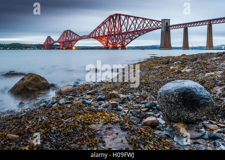 La première lumière sur le Forth Rail Bridge, l'UNESCO, et le Firth of Forth, South Queensferry, Edinburgh, Lothian, Scotland, UK Banque D'Images